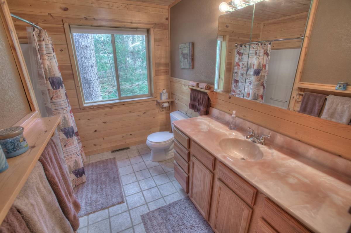 Buffalo Trail Lodge Bathroom 1
