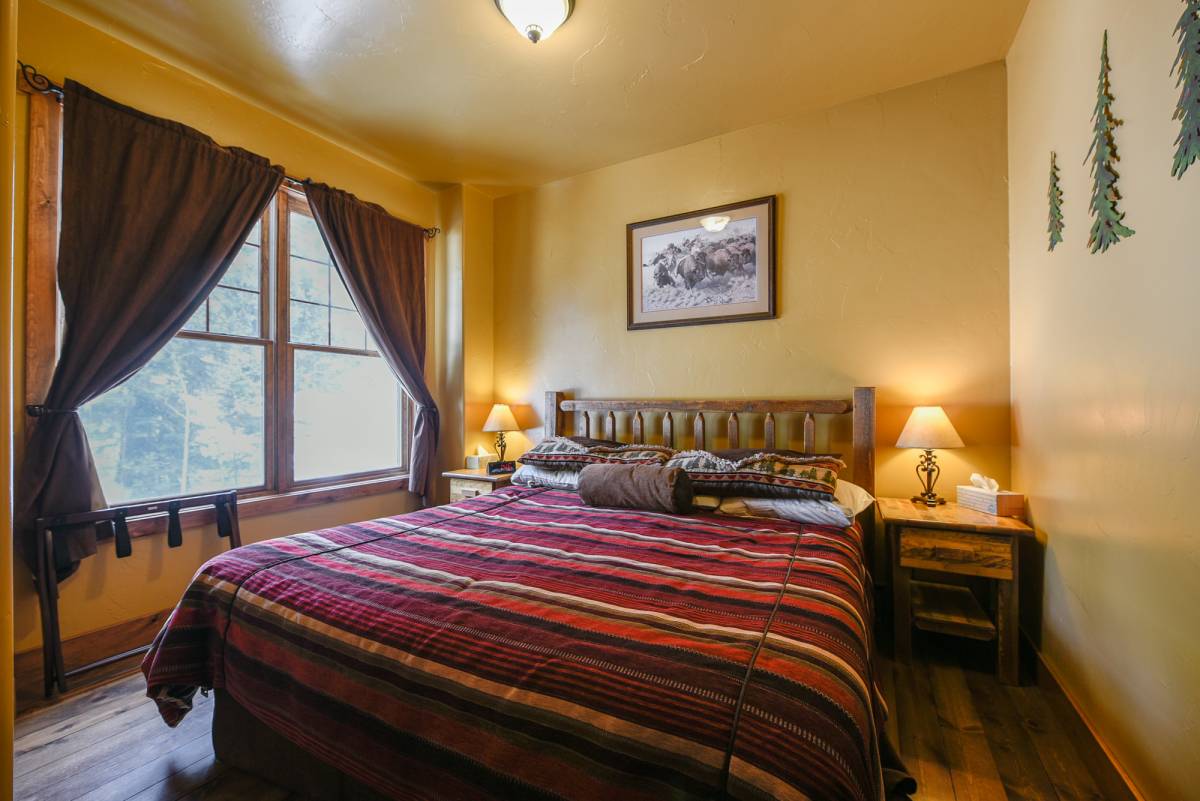 Buffalo Trail Cabin Main Floor Master Bedroom