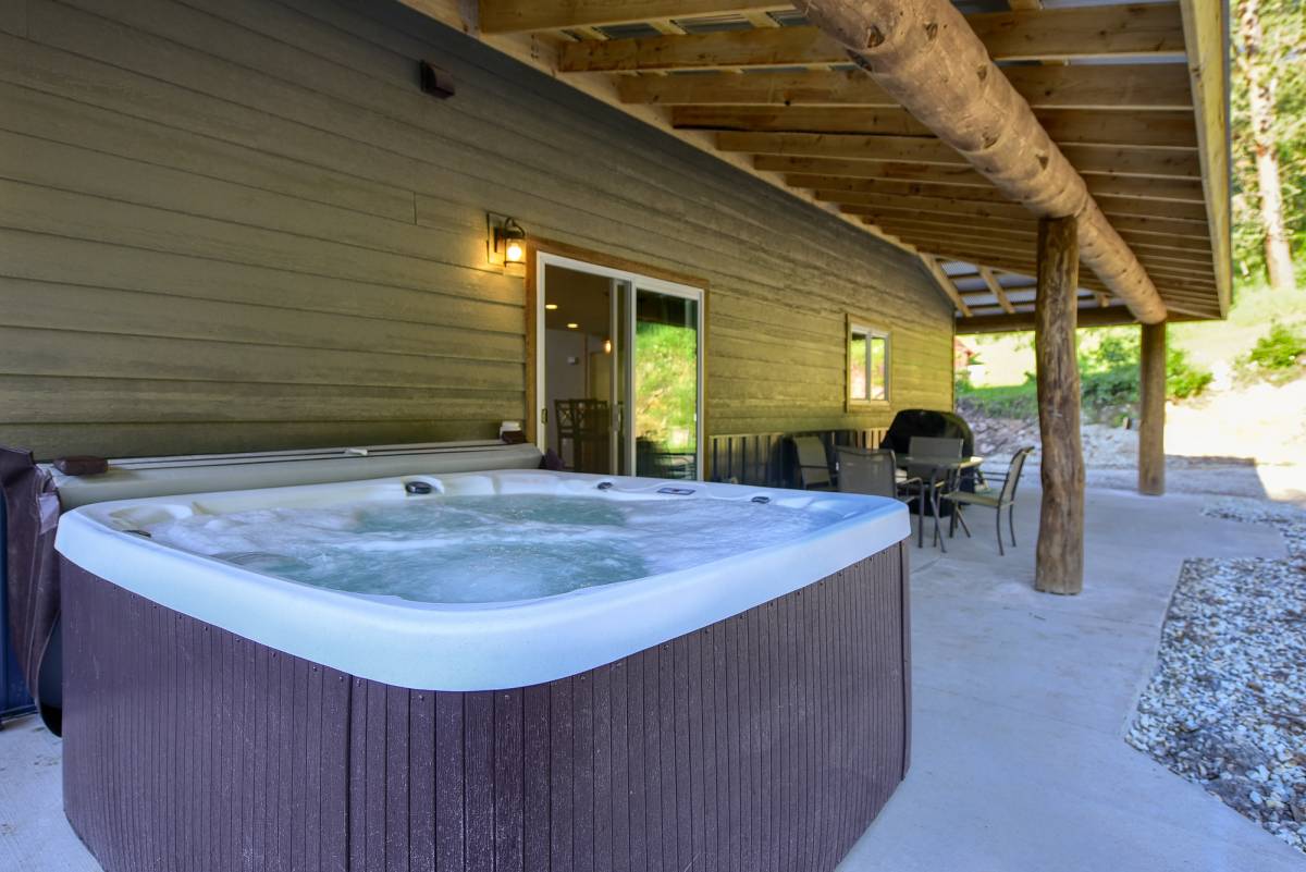 Lazy Dog Lodge Hot Tub