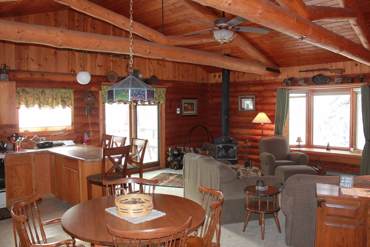 Deer Pass Lodge Dining/Living Room
